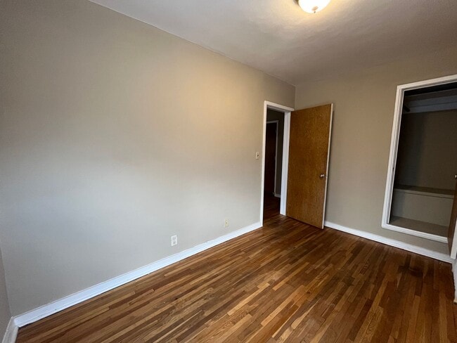 Building Photo - 468 N Herschel St