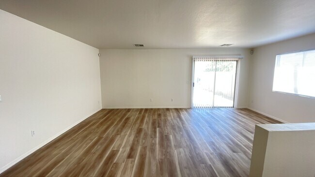 Building Photo - Charming 3 bedroom in Tolleson, new paint and flooring!!