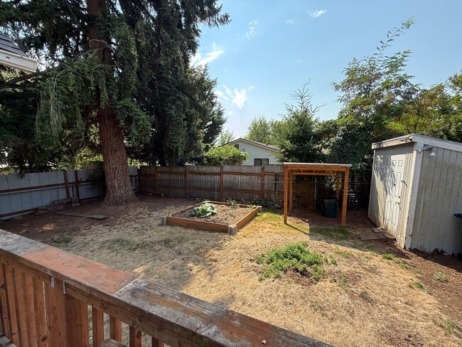 Building Photo - Unique 2-Story Home in Desirable Camas Area!