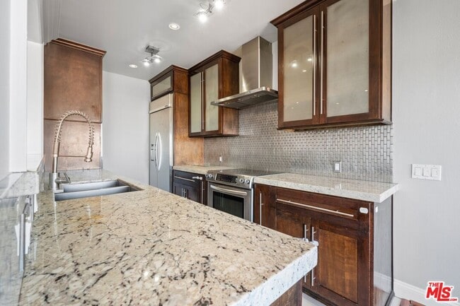 Building Photo - 1115 S Elm Dr