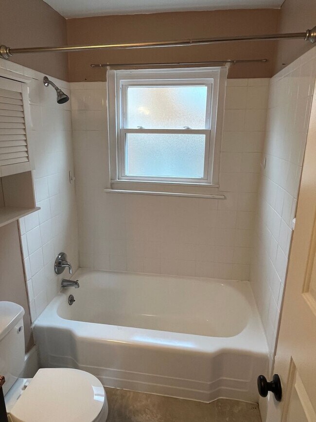 Building Photo - Convenient 2 Bedroom Duplex in SouthEnd