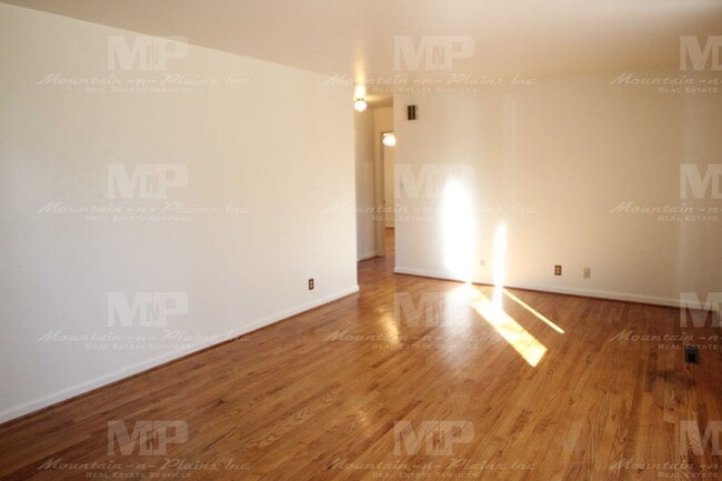 Building Photo - 1215 Lynnwood Dr