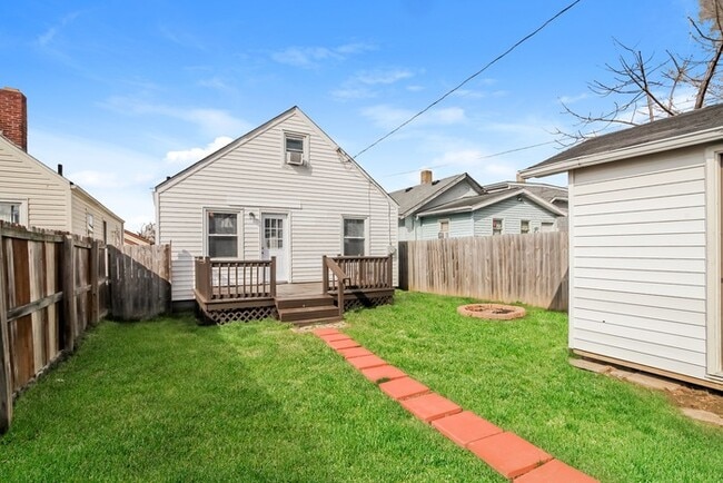 Building Photo - 1045 Ross Ave