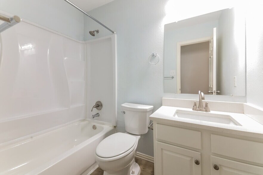 Building Photo - 9867 Walnut Hill Dr