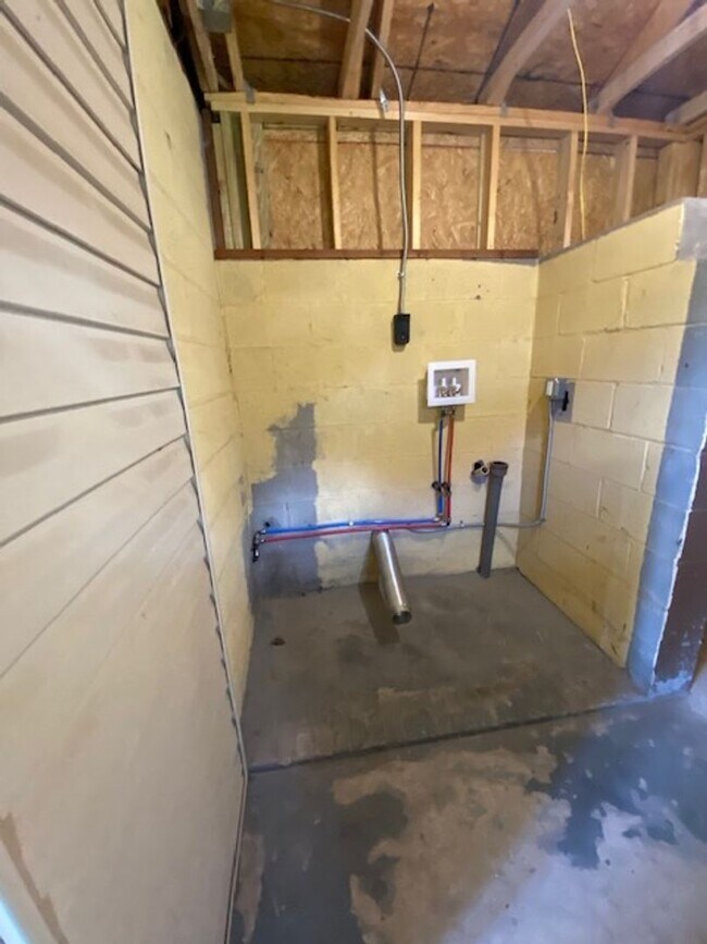 Building Photo - Quiet Living and close to the Back Gate