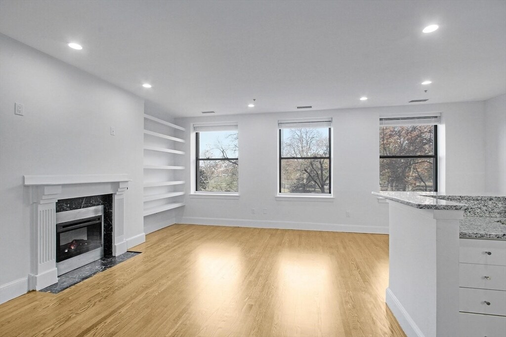 Building Photo - 136 Boylston St
