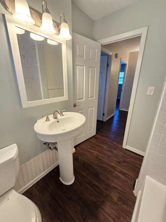 Building Photo - Newly remodeled 3 bed/1 bath home with a 1...
