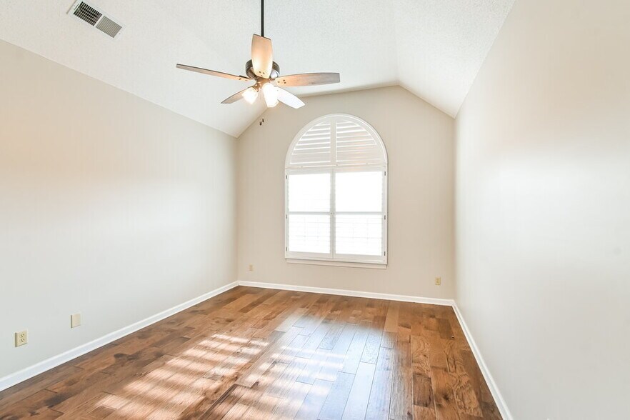Building Photo - 95 Fairoaks Dr