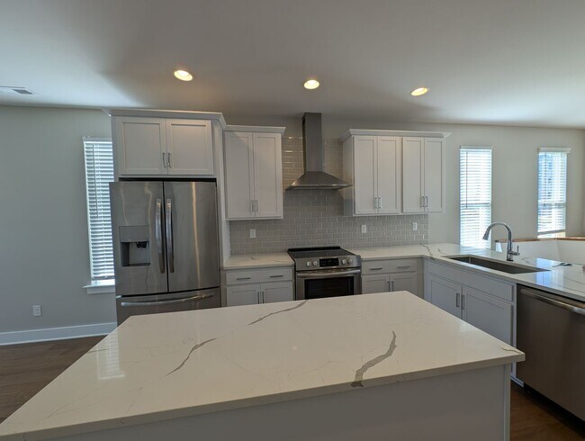 Building Photo - End-unit townhome in Bryant Park Terrace! 2-beds, 2-full baths, and 2-half baths.