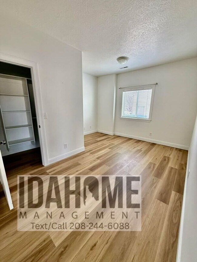 Building Photo - 2049 Sunrise Way