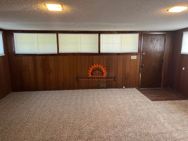 Building Photo - Spacious 3 bedrooms 1.5 baths home with 1 ...