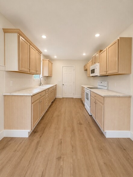 Building Photo - 991 Glen Oaks Dr