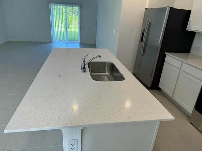 Building Photo - 664 Carlyle Wy