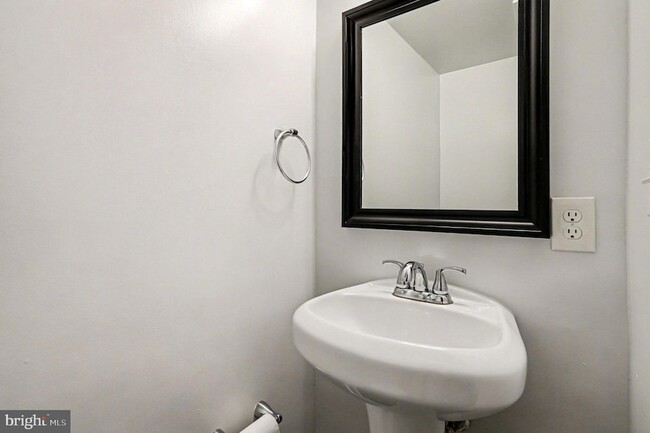 Building Photo - 1719 Frankford St SE