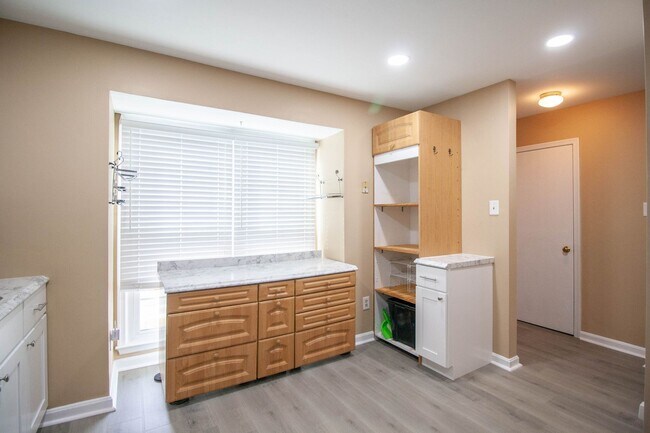 Building Photo - Gorgeous and updated 3Bd/2.5Bth townhome in the Town of Forest Hills! w/2 assigned parking space!