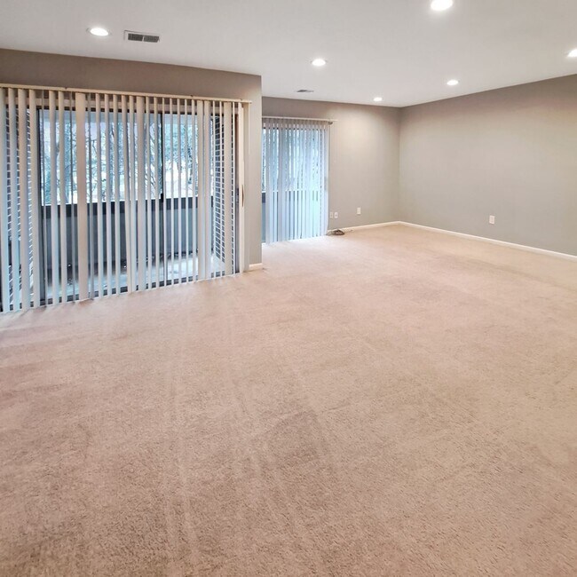 Building Photo - 10244 Prince Pl