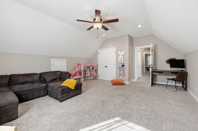 Building Photo - Dog Friendly Three Bedroom with Bonus in Sango!