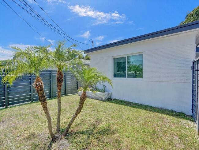 Building Photo - 1713 NE 15th Ave