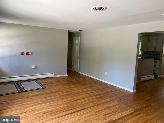 Building Photo - 319 Meetinghouse Ln
