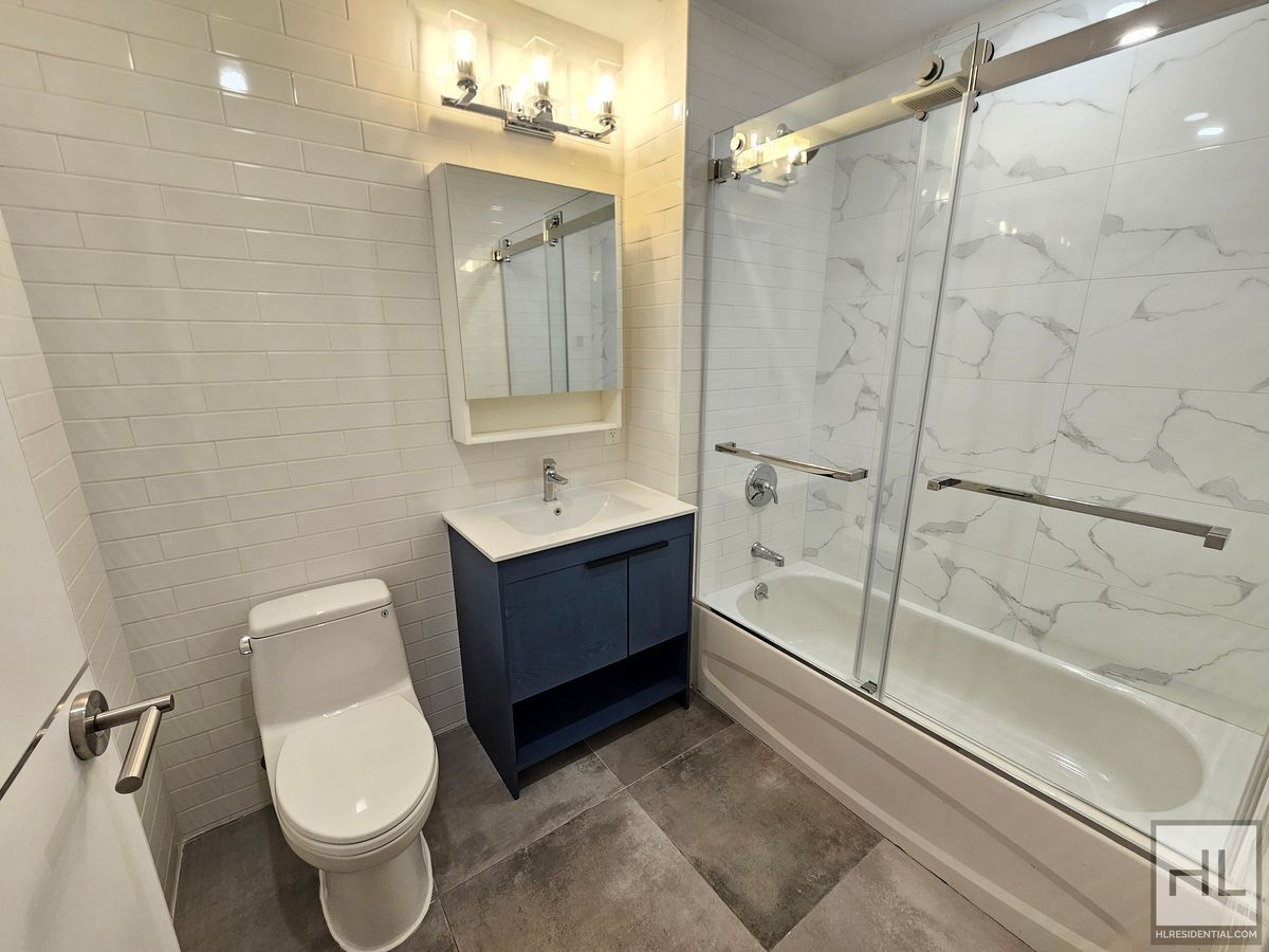 Building Photo - Beautiful 1-Bedroom Apartment — Modern Fin...