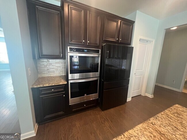Building Photo - 165 Craines View