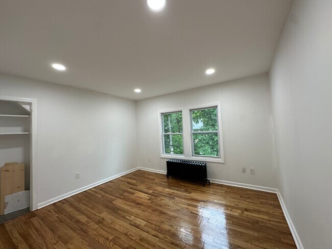 Building Photo - 483 Edgewood St