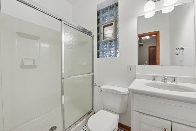 Building Photo - 4432 N Winchester Ave