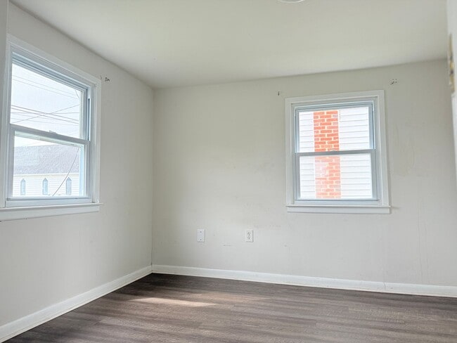 Building Photo - 2 bed, 1 bath Seaford Home with a Private Yard!