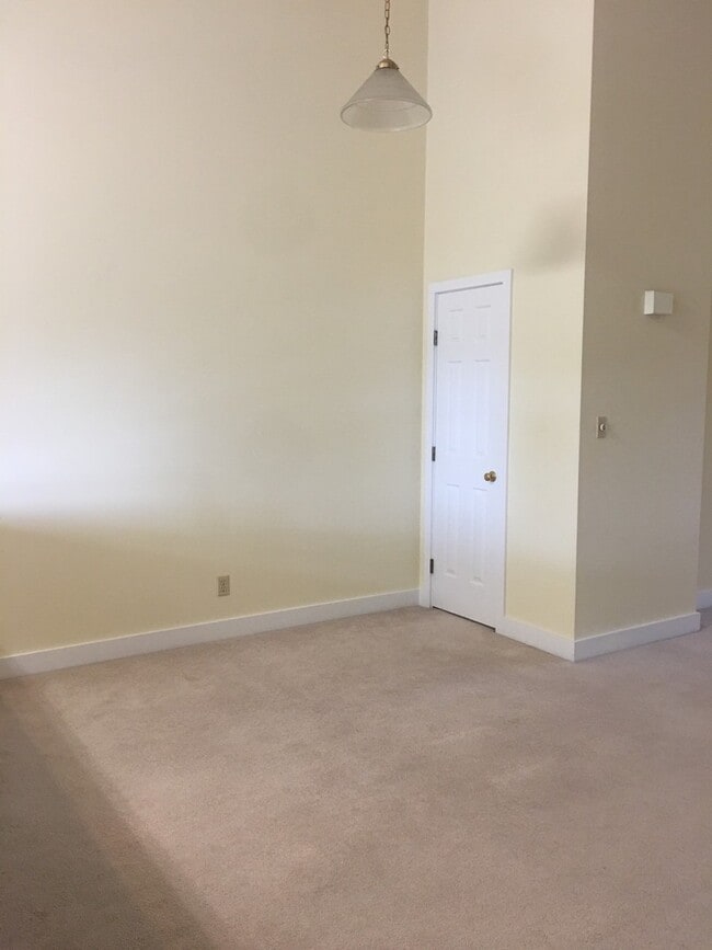 Building Photo - 2 bedroom, 2 bath Condo in Madison Park: A...