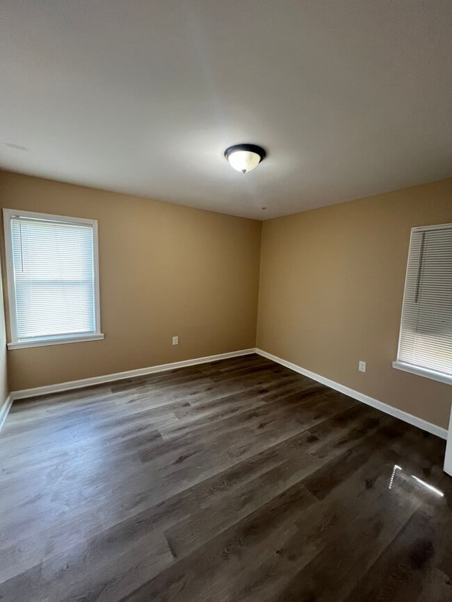 Building Photo - 8451 Rosemont Ave