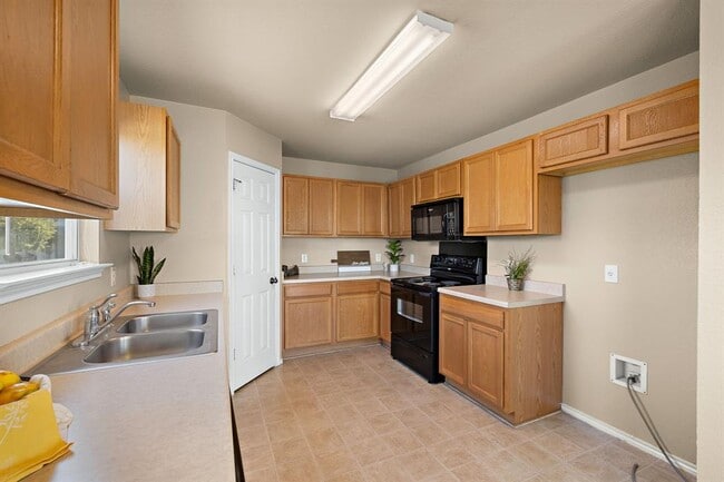 Building Photo - 208 Creston St