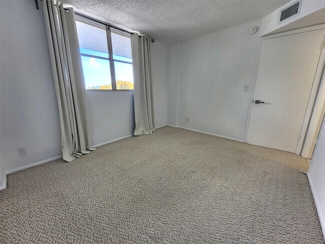 Building Photo - 112 Royal Pk Dr