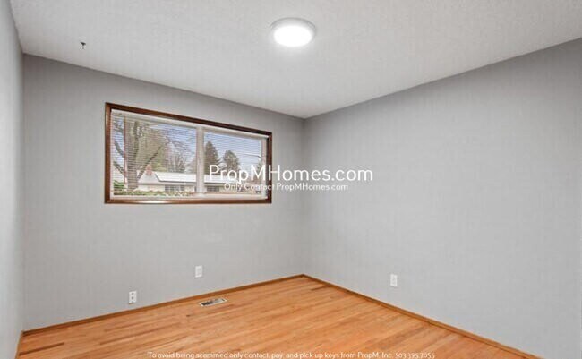 Building Photo - Spacious Three Bedroom Home in Milwaukie!