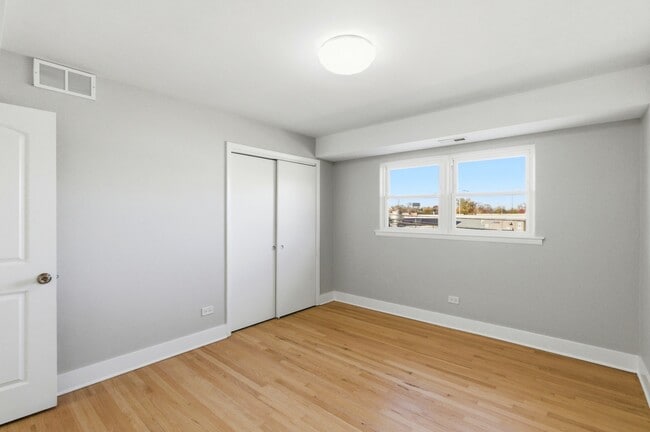 Building Photo - 1215 Balmoral Ave