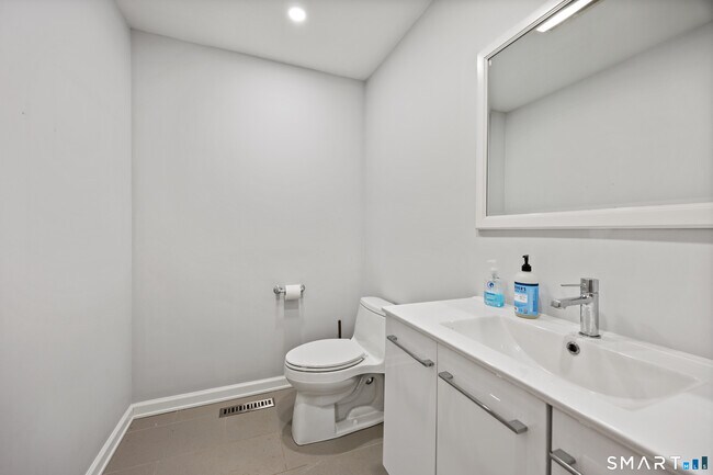 Building Photo - 34 Hi-Ann Ct