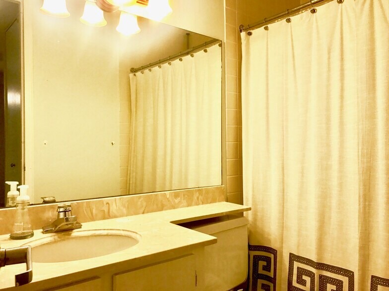 Building Photo - 2020 N Lincoln Park W