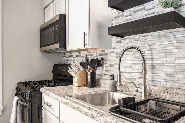 Building Photo - 415 6th St NW