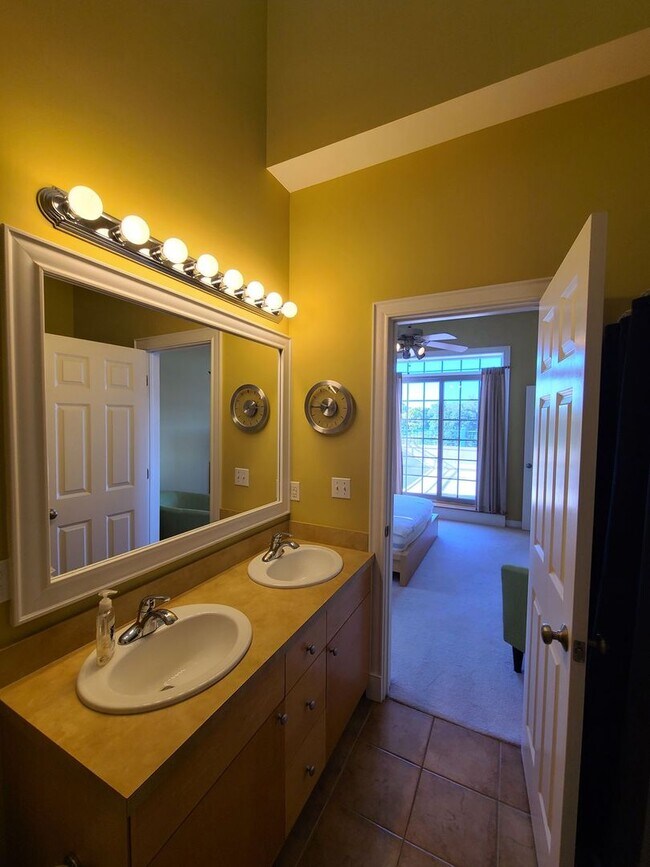 Building Photo - Fully Furnished Executive Condo in Downtow...