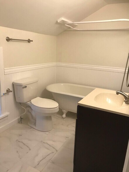 Building Photo - 526 Monroe St