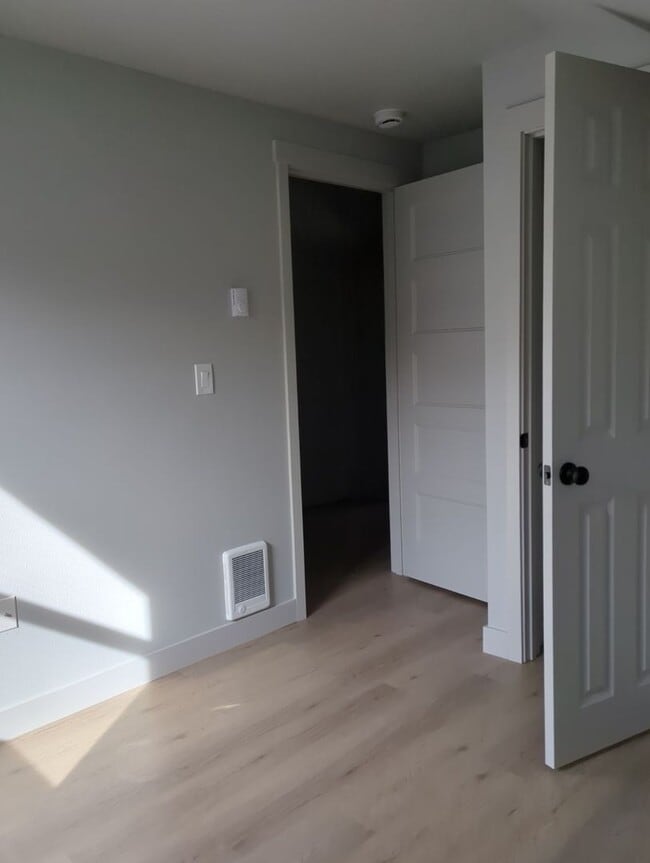 Building Photo - 7 Bedroom Home for Rent in the York Neighb...