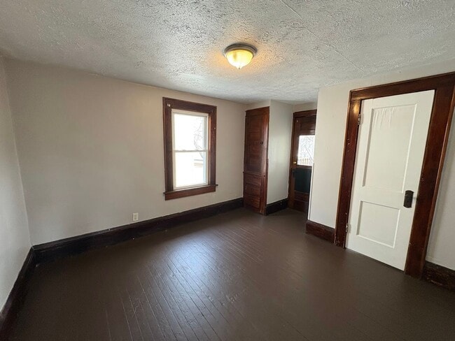 Building Photo - Four bedroom one bathroom home for rent