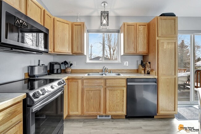 Building Photo - Fully Furnished Three Bedroom Executive Re...