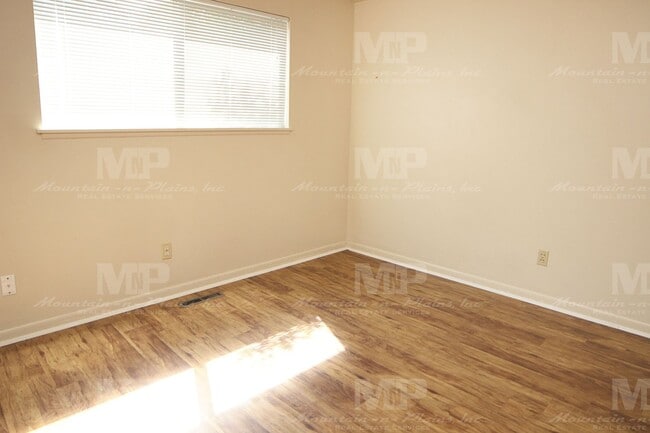 Building Photo - 323 W Mulberry St