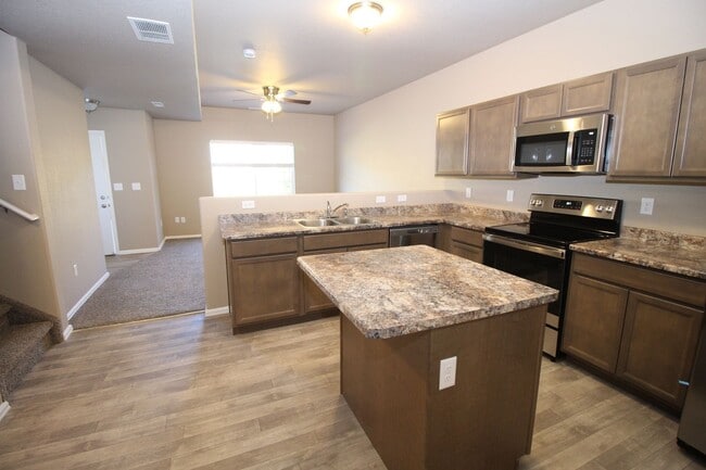 Building Photo - Brand New Townhome