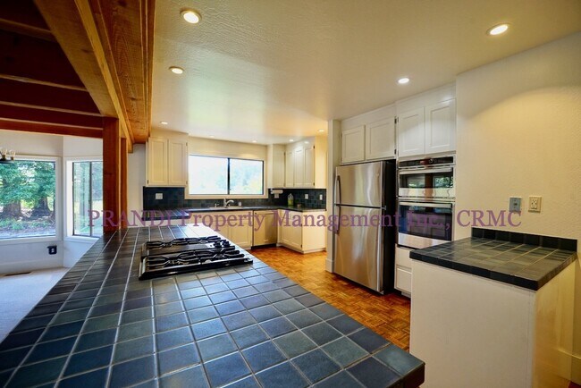 Building Photo - Spacious Glenwood Oasis with Acre of Land!