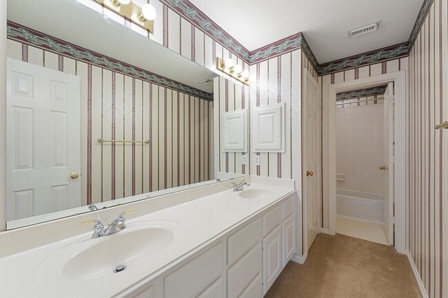 Building Photo - 22910 Fairleaf Cir