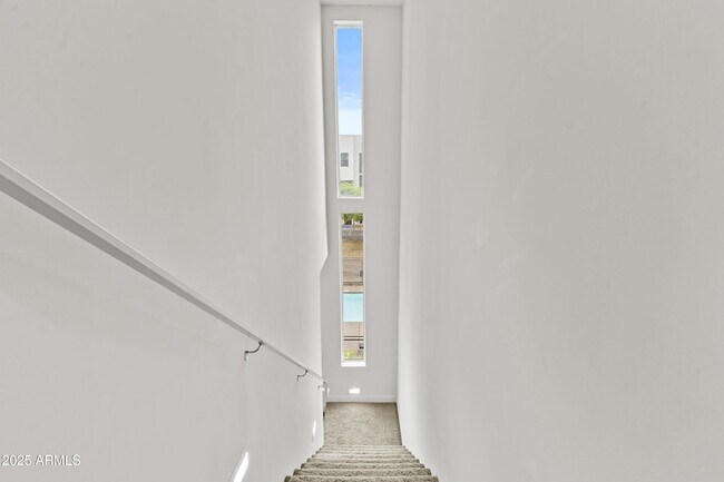 Building Photo - 325 E Coronado Rd