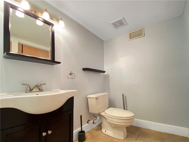 Building Photo - 877 Lenox Oaks Cir NE