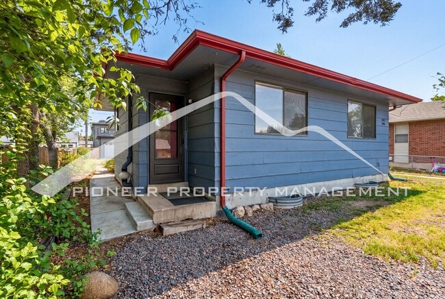 Building Photo - Charming 1/2 Duplex with Washer/Dryer!
