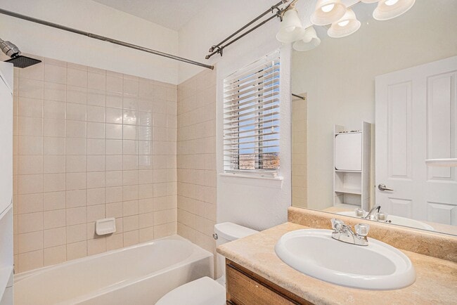 Building Photo - Available NOW!  2 Bedroom 2 Bath Beautiful Townhome